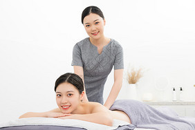 青年籃球運(yùn)動(dòng)員與美容服務(wù) 專業(yè)形象與自我表達(dá)的新融合